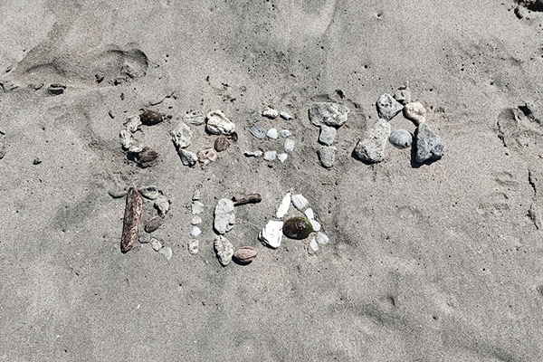 "Costa Rica" mit Steinen im Sand geschrieben