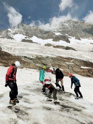 Bergsteigerinnnen mit Steigeisen auf Schnee, Schwiez