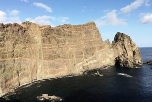 Felsen umgeben vom Atlantischen Ozean