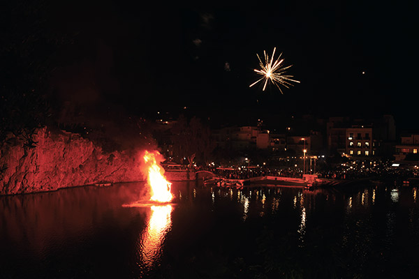 Feuerwerk über dem Vouslismeni See auf Kreta, Griechenland