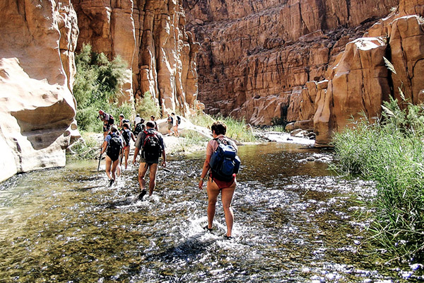 Flussdurchquerung im Wadi Mujib, Jordanien