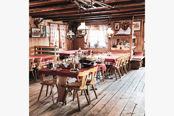 Gaststube Fanes Hütte, Dolomiten