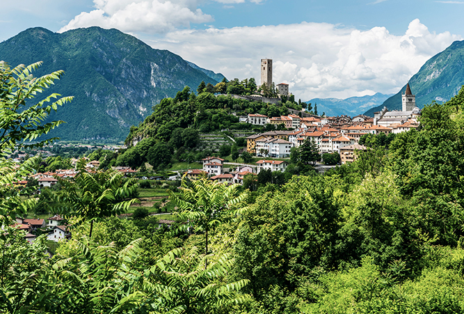 Das kleine Dorf Gemona del Friuli in Italien am Alpe Adria Trail