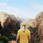 Mann mit Hut, atemberaubender Ausblick, Zion Nationalpark. © George Stackpole