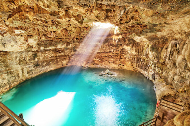 Eine geschlossene Cenote nahe Yucatan, Mexico.