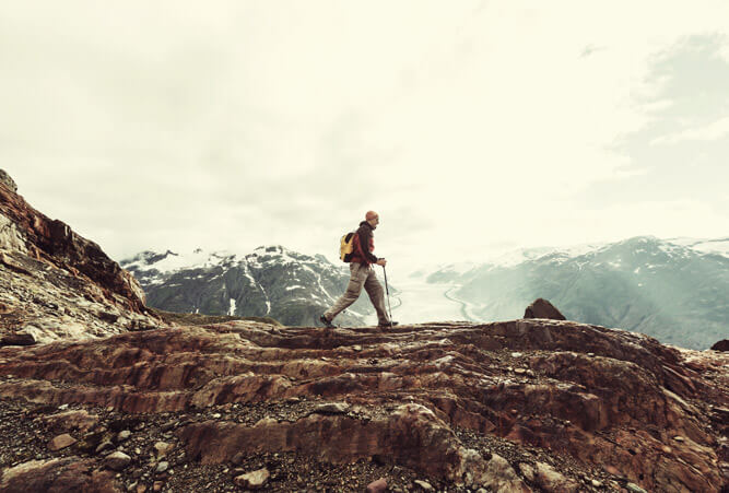 Männlicher Wanderer in den kanadischen Bergen