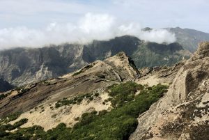 Wolken hängen in den Bergspitzen