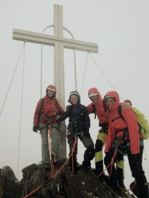Vier Bergsteiger vor dem Gipfelkreuz, Wildspitze