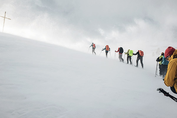 Wandergruppe mit Schneeschuhen, Dolomiten