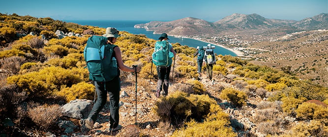 Wandernde Gruppe auf einer Insel in Griechenland