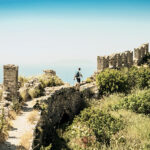 Wanderer auf der Navarino-Burg auf dem Peloponnes in Griechenland