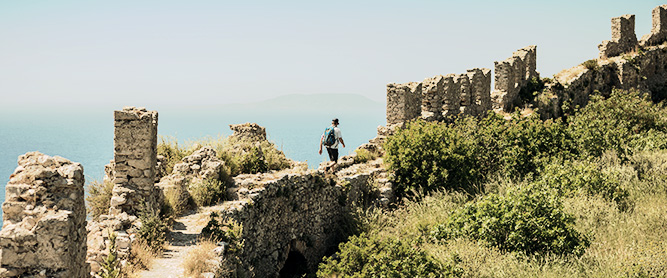 Wanderer auf der Navarino-Burg auf dem Peloponnes in Griechenland