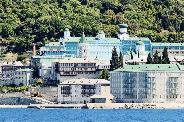 Blick vom Wasser auf die Klöster der Mönchsrepublik Athos auf Chalkidiki, Griechenland