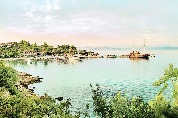 Blick auf einen Hafen mit Booten an der Küste von Chalkidiki in Griechenland