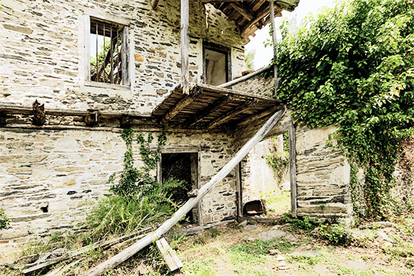 Reste einer alten Mühle bei Neos Marmaras auf Chalkidiki, Griechenland