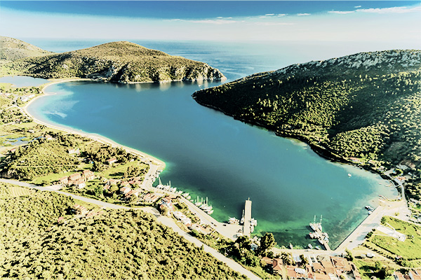 Luftaufnahme von Porto Koufo mit grünen Hügeln, Chalkidiki, Griechenland