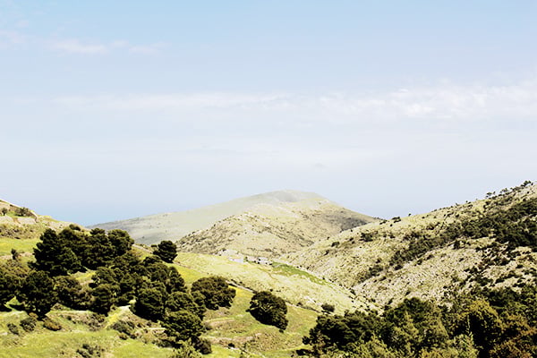 Ausblick auf grüne Berge bei der Wanderung zum Berg Eros auf der griechischen Insel Hydra
