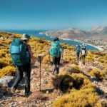 Vier Wandernde an der Küste einer griechischen Insel
