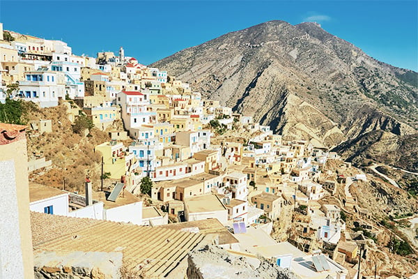 Bunte Häuser am Hang des Dorfes Olympos auf der griechischen Insel Karpathos