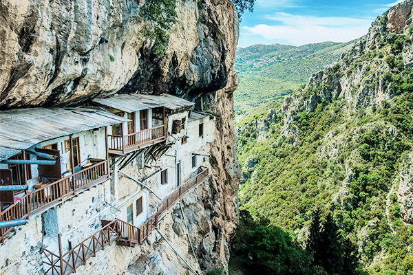 Blick auf das in Felsen gebaute Prodromos Kloster in Griechenland