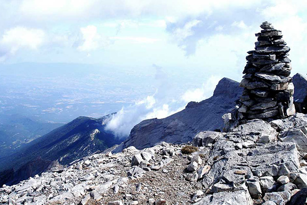 aufgestapelte Steine auf dem Olymp in Griechenland