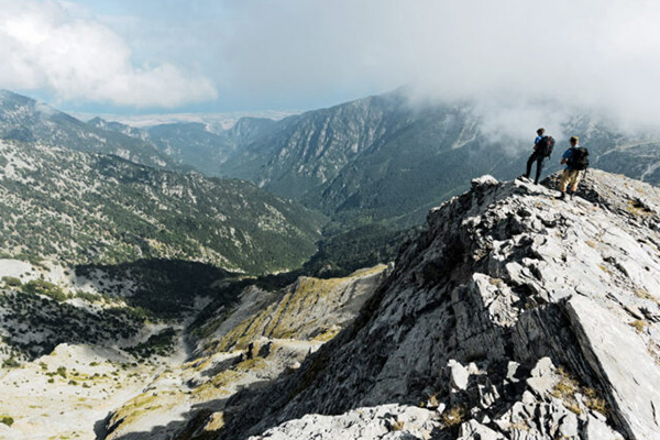 Zwei Wandernde auf dem Gipfelgrat des Olymps in Griechenland