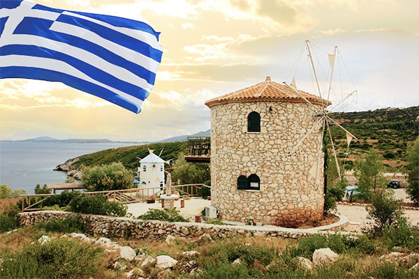 Historische Mühle mit griechischer Flagge an der Küste der griechischen Insel Zakynthos