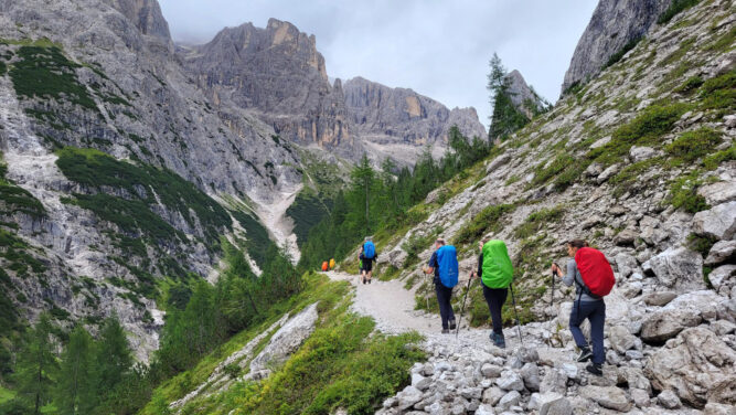 Abstieg der Wandergruppe von der Dreizinnenhütte ins Fischleintal