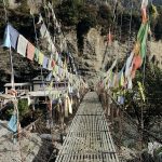 Hängebrücke mit Gebetsfahnen. Nepal