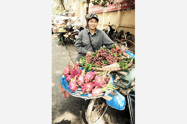 Marktverkauf am Fahrrad in Hanoi