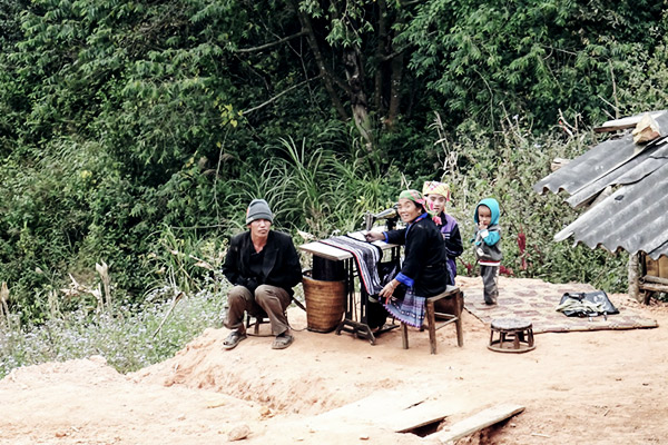 Frauen sitzend Heimarbeit, Vietnam