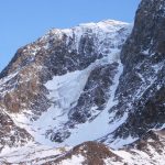 Berg mit Schneefeldern.