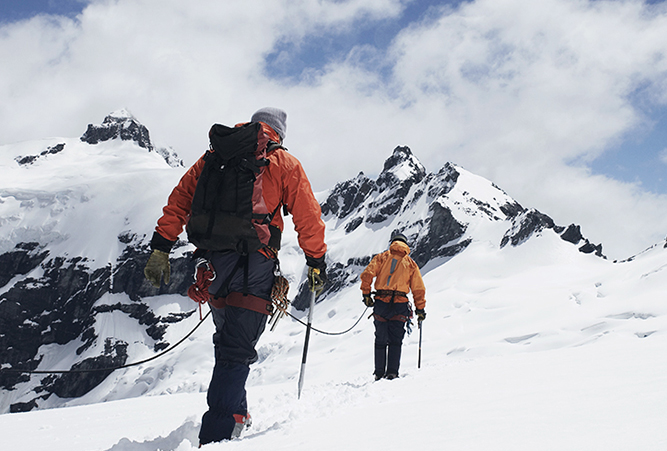 Personen bei einer Hochtour im Schnee