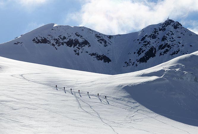 Bergsteigerteam bei einer Hochtour an der Wildspitze