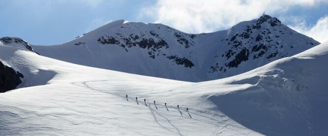 Bergsteigerteam bei einer Hochtour an der Wildspitze