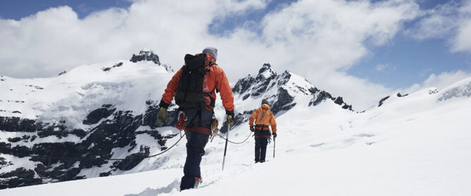 Gruppe bei einer Hochtour in schneebedeckten Bergen