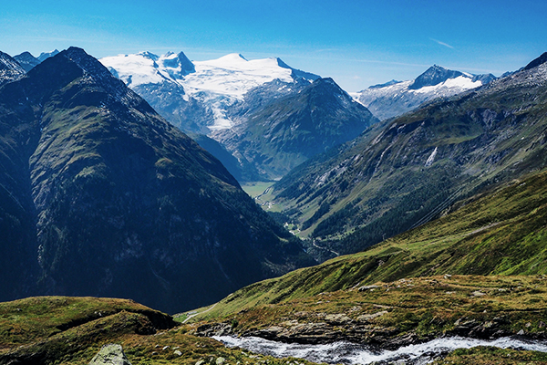 Blick auf den Großvenediger und Innergschlöss im Tal