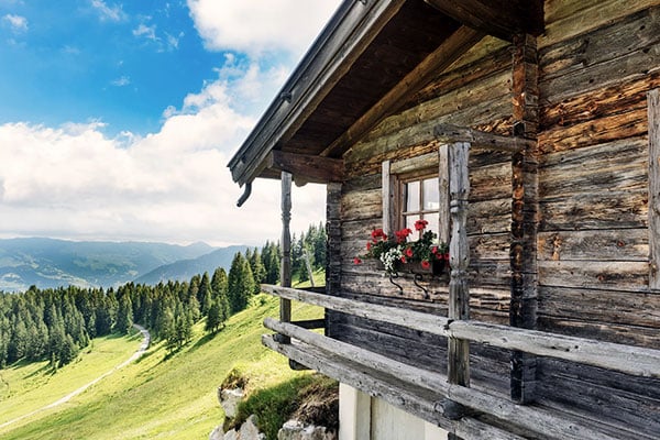 Holzhütte mit Blick über die Alpen