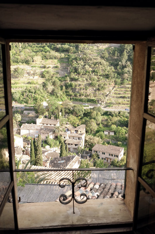 Blick auf altertümlichen Fenster hinunter auf Häuser. Viele Bäume