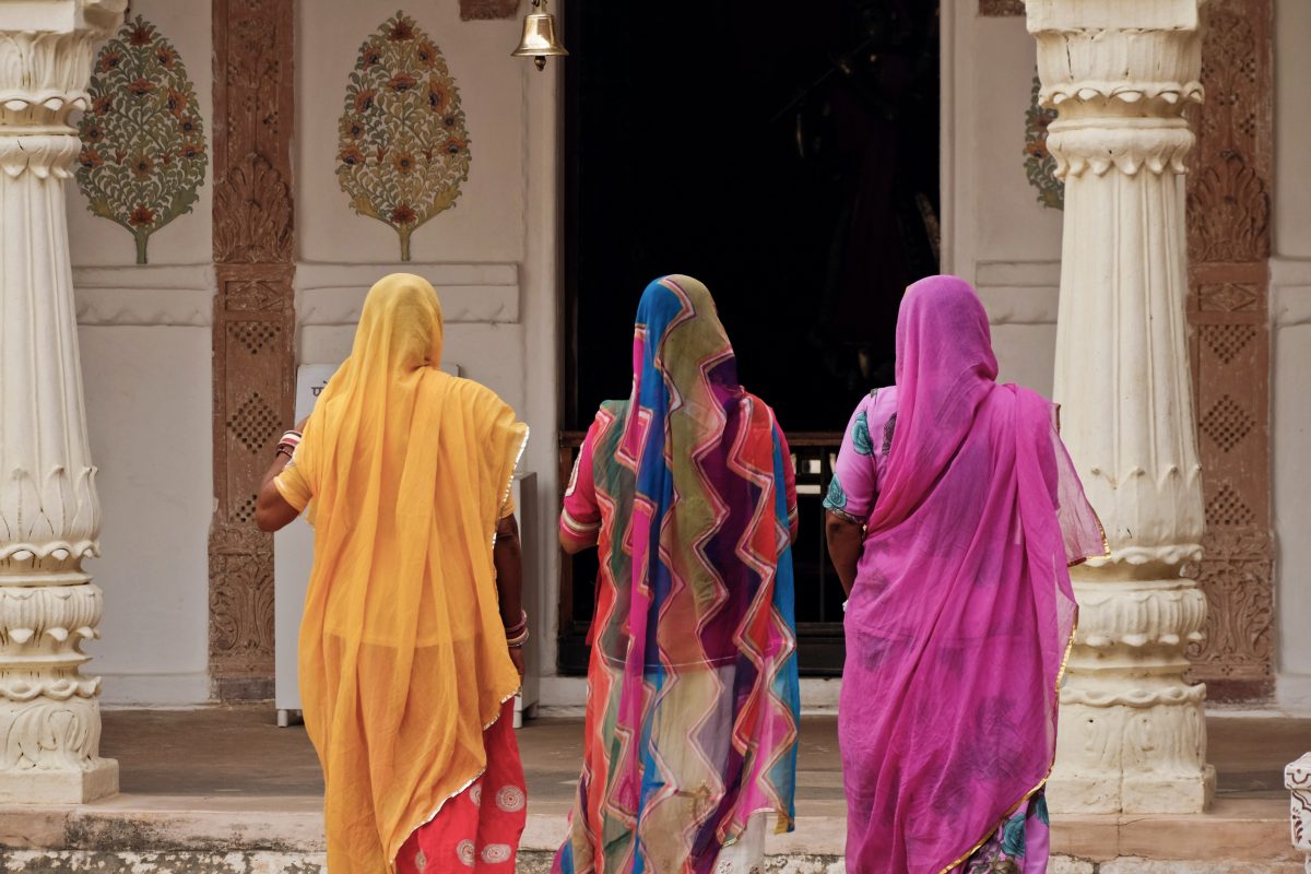 Drei Frauen, die einen Sari tragen unterwegs in einen Tempel