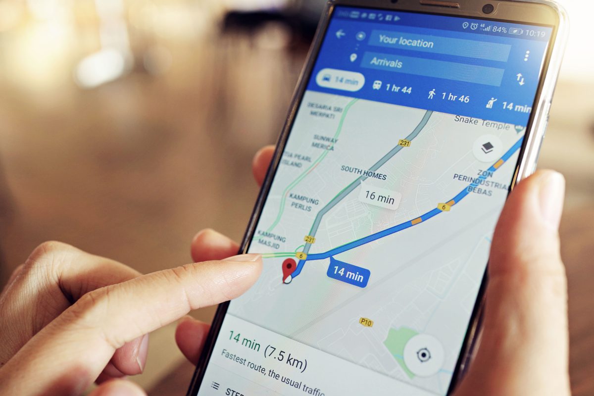 Ein Smartphone, auf dem gerade mit Google Maps navigiert wird.