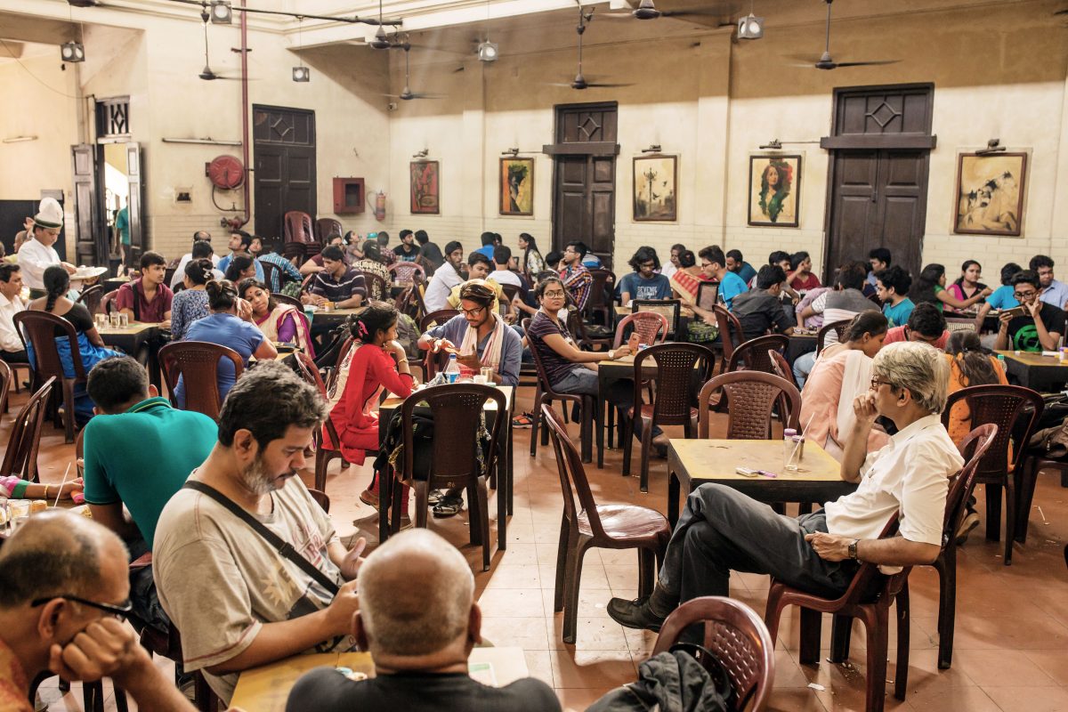 Indische Menschen sitzen in einem Café in Indien. 