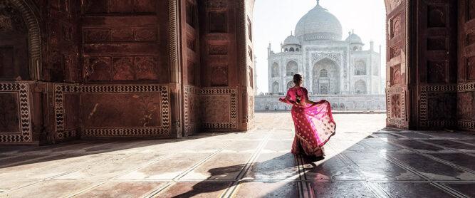 Eine Frau steht in einem Sari in einem Tempel in Indien. ©shutterstock.com