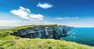 Cliffs of Moher in Irland bei blauem Himmel.