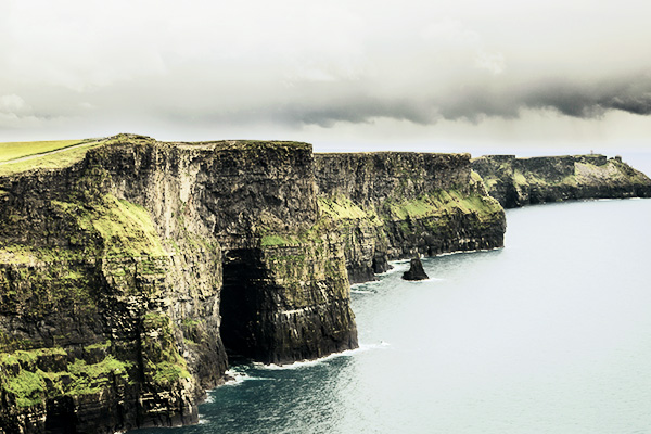 Blick auf die Cliffs of Moher in Irland