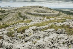 Die Karstlandschaft Burren in Irland.