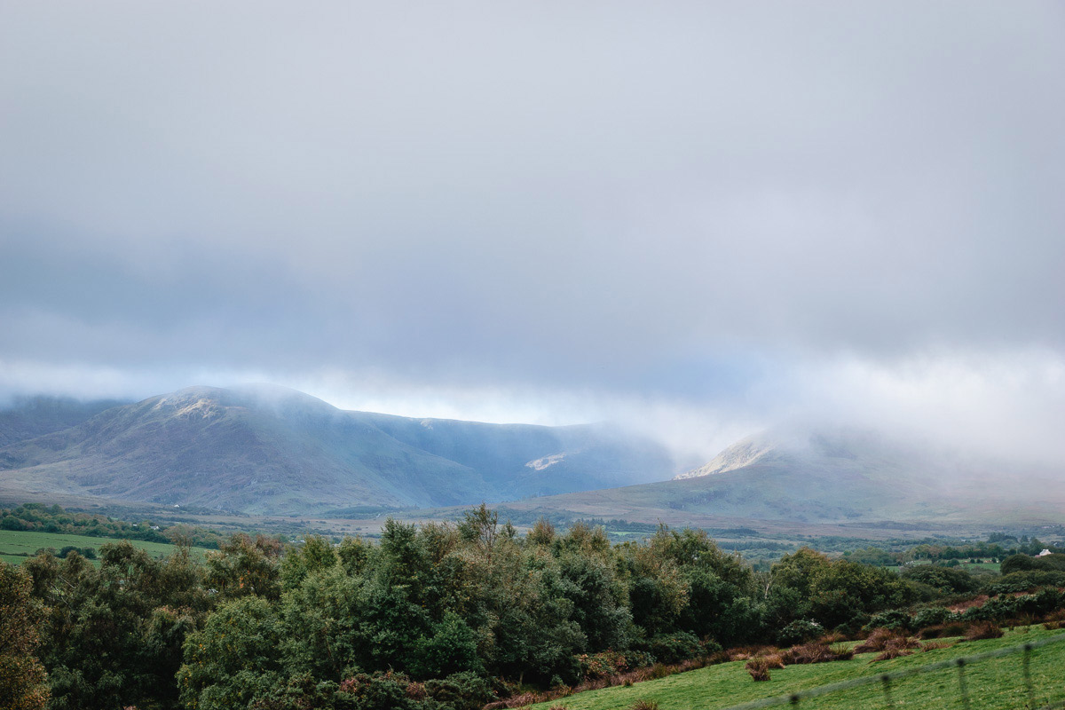 Regenwolken am Kerry Way im Südwesten Irlands