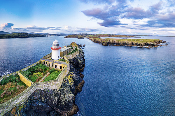 Der Leuchtturm von Rotten island im County Donegal
