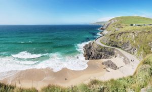 Weißer Strand mit Blick aufs Meer auf der Dingle-Halbinsel.