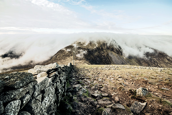 Berg im Nebel in Irland